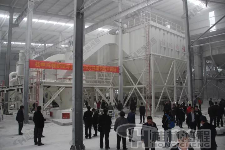 圖:與會人員參觀鴻程車間并針對氫氧化鈣生產線展開探討 圖:與會人員參觀鴻程車間并針對氫氧化鈣生產線展開探討