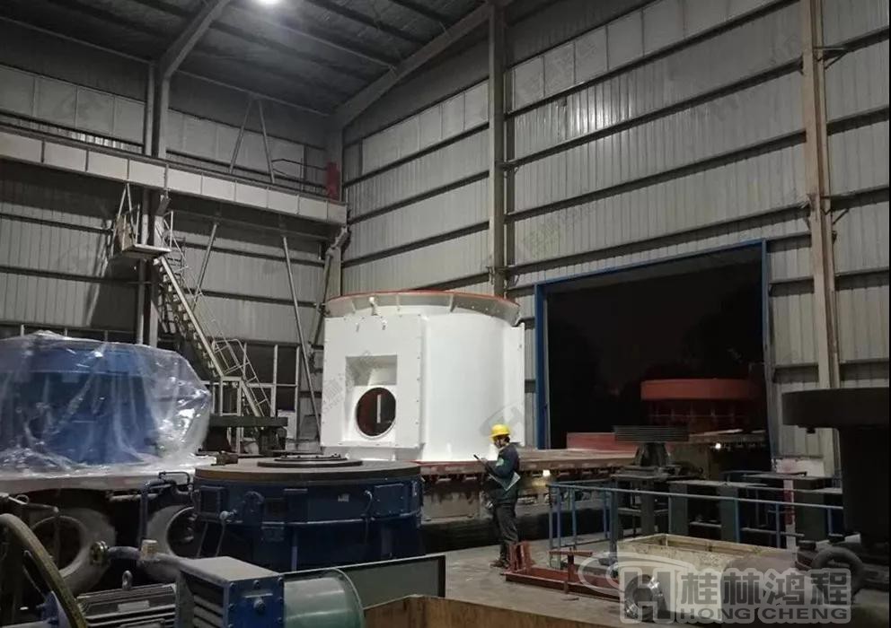 HLMX1700超細(xì)立磨發(fā)貨現(xiàn)場(chǎng)-超細(xì)立磨機(jī)主機(jī)分級(jí)機(jī)裝車 HLMX1700超細(xì)立磨發(fā)貨現(xiàn)場(chǎng)-超細(xì)立磨機(jī)主機(jī)分級(jí)機(jī)裝車