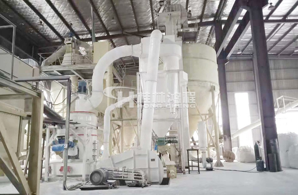 1545013078946903.jpg 桂林鴻程氧化鈣磨粉設(shè)備325目時產(chǎn)4噸江蘇雷蒙磨粉機(jī)生產(chǎn)線客戶現(xiàn)場圖