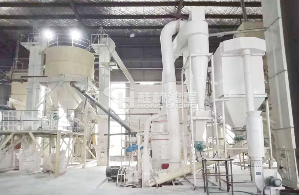 桂林鴻程氧化鈣磨粉設(shè)備325目時產(chǎn)4噸江蘇雷蒙磨粉機(jī)生產(chǎn)線客戶現(xiàn)場圖 桂林鴻程氧化鈣磨粉設(shè)備325目時產(chǎn)4噸江蘇雷蒙磨粉機(jī)生產(chǎn)線客戶現(xiàn)場圖