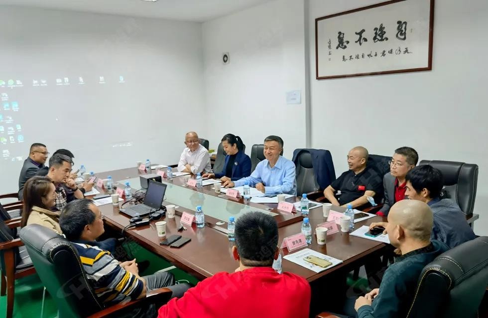 歡迎廣西塑料行業協會一行蒞臨桂林鴻程礦山機械廠參觀指導！