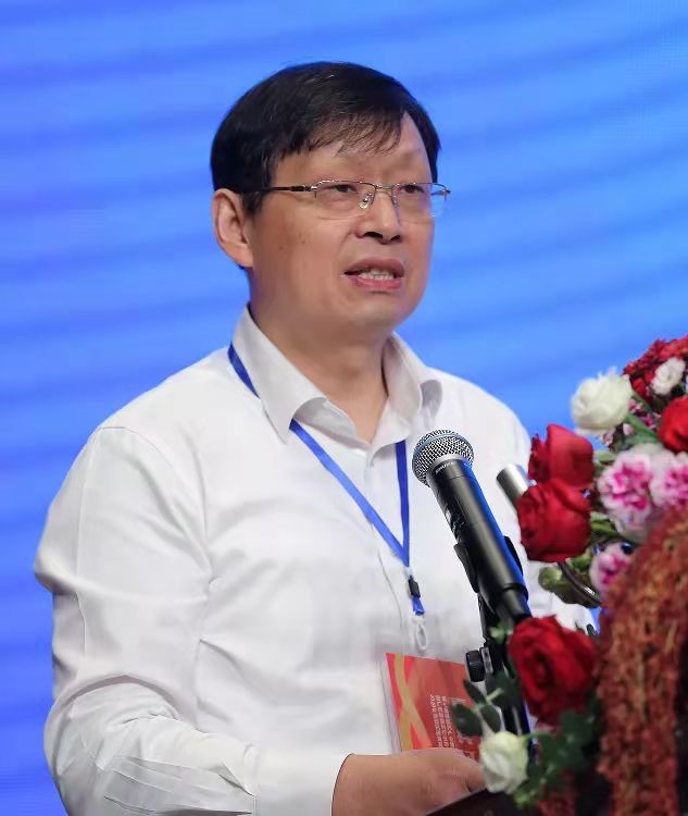 廣西大學校長助理、廣西碳酸鈣產業化工程院常務副院長、廣西碳酸鈣行業協會會長童張法圖片來源：廣西碳酸鈣產業化工程院